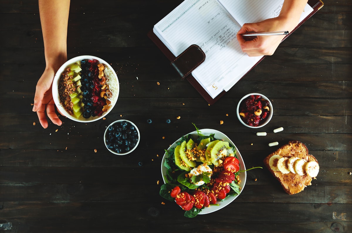 Plato saludable con alimentos nutritivos